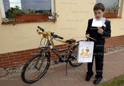 Konrad z Sulmina oglada  swoj nowy rower, ktory dostal...
