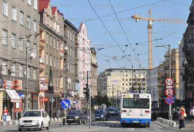 Gdynia ul. Swietojanska, w glebi budynek Invest Komfortu....