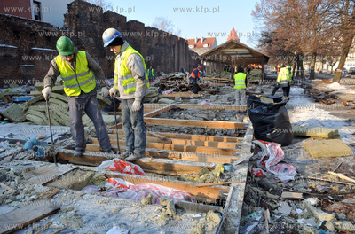 Rozbiorka pawilonow handlowych wzdluz starych murow...