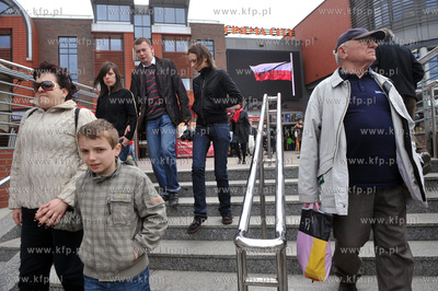 Gdansk - ulica Podwale Grodzkie. Pasaz handlowy City...