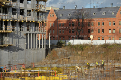 Budowa przez firm Hossa osiedla Garnizon na terenie...