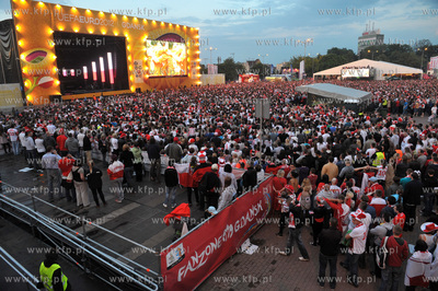 Gdansk. Mistrzostwa europy w pilce noznej. Kibice ogladaja...