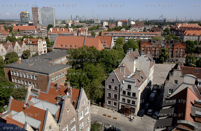 Gdansk.Widok z wiezy kosciola sw. Jana na ul. Straganarska...
