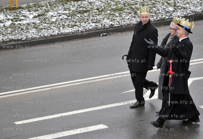 Orszak Trzech Kroli w Zukowie na Kaszubach. W orszaku...