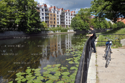 Gdansk Dolne Miasto. Motlawa, ul. Dobra. W glebi Apartamenty...