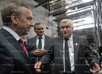 Lech Walesa na budowie ECS. Bylemu prezydentowi towarzyszyl...