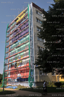 Na bocznej fasadzie bloku na ulicy Skarzynskiego 10a...