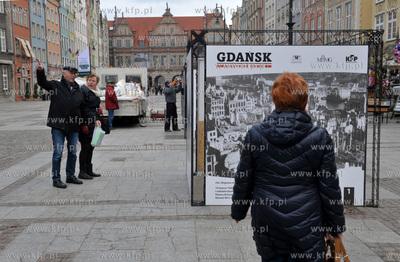 Wystawa Gdansk miasto od nowa na Dlugim Targu. Zdjęcia...