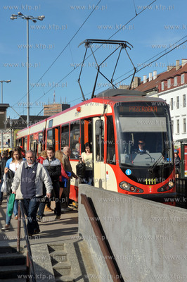 Gdansk. Tramwaj na przystanku na ul. Waly Jagiellonskie....