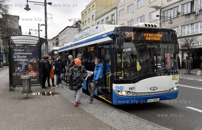 Gdynia, trolejbus marki Solaris na ul. Świętojańskiej....