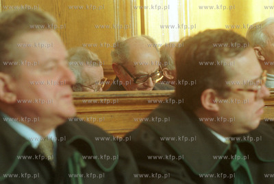 Proces grudnia 70. Stanislaw Kociolek na lawie oskarzonych....