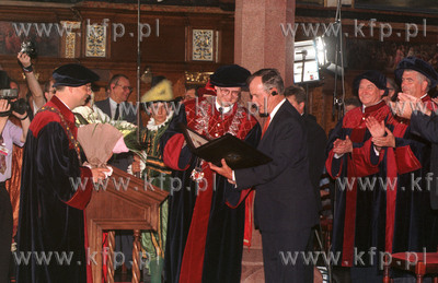 Prezydent Georg Bush otrzymuje tytul honorowego obywatela...