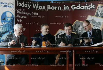 Rebiechowo. Lotnisko im. Lecha Walesy. Przyjecie deklaracji...