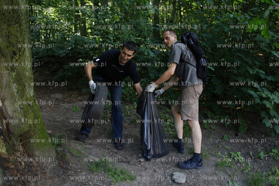 Akcja sprzatania otuliny Lasow Oliwskich w rejonie...