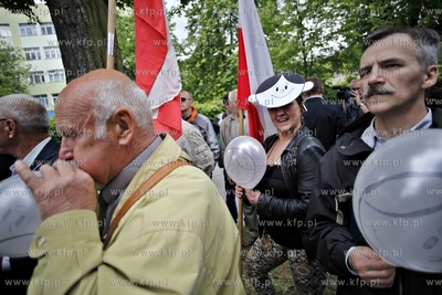 Gdansk. Ul. Polanki. Pikieta czlonkow Klubu Gazety...