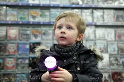 Stoisko z grami PS3 i XBOX w sklepie Media Markt w...