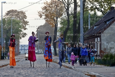Gdansk Letnica. Parada szczudlarzy, ktora miala na...