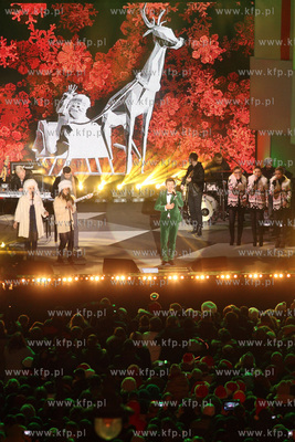 Cala Polska spiewa koledy, koncert na Dlugim Targu...