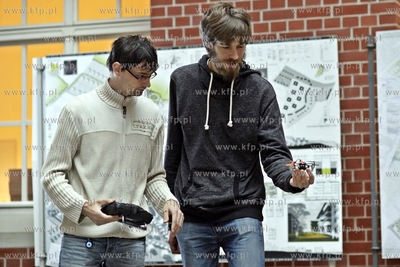 Bezplatny kurs obslugiwania dronow na dziedzincu Jana...