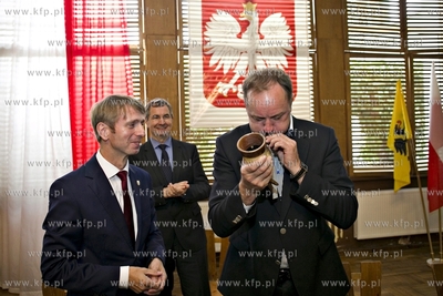 Przejazd pociągu na trasie Gdynia Główna - Brusy,...