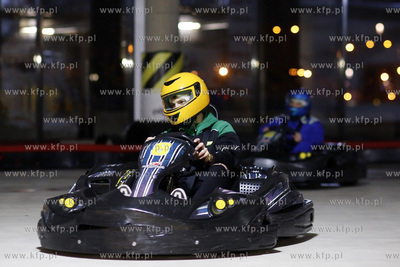 Fun Arena. Wyścig gwiazd. Na torze gokartów elektrycznych...