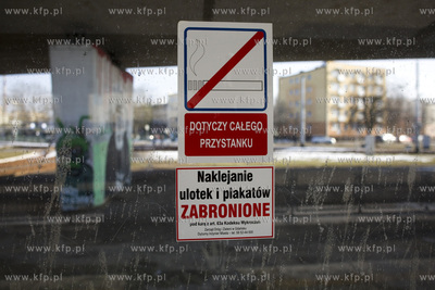 Zakaz palenia i naklejania reklam na przystanku tramwajowym...