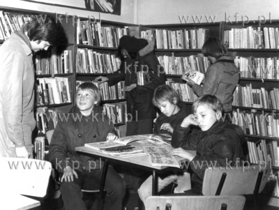 W bibliotece. 11.1977 Fot. Zbigniew Kosycarz / KFP...