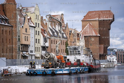 Remont Długiego Pobrzeża w Gdańsku. Nz. transport...
