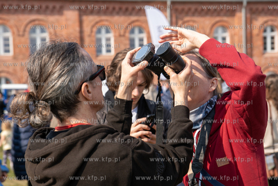 Ogląganie cześciowego, 13% zaśmienia słońca na...