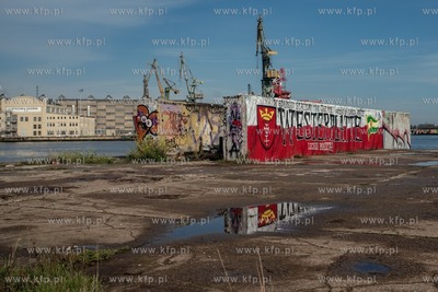 Mural z napisem "WESTERPLATTE" na terenie Stoczni Cesarskiej....