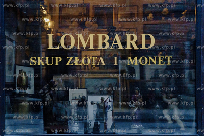 Gdańsk, ul. Świętojańska. Nz. Witryna Lombardu....