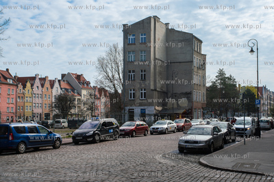 Niszczejąca,  przedwojenna kamienica nr 108 u zbiegu...