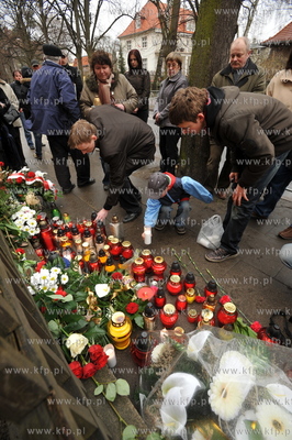 Zaloba narodowa po katastrofie prezydenckiego samolotu...