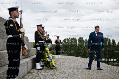 Gdansk. Westerplatte. Zlozenie kwiatow pod Pomnikiem...