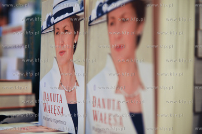 Gdansk. Ksiegarnia Muza. Autobiografia Danuty Walesy...