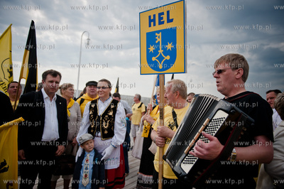 Sopot. Grupa kaszubow z polwyspu helskiego przyplynela...