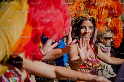 Gdansk. Ulica Panska. Parada z udzialem bebniarzy,...