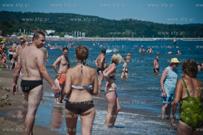 Wakacyjny, sloneczny dzien na przepelnionej ludzmi...