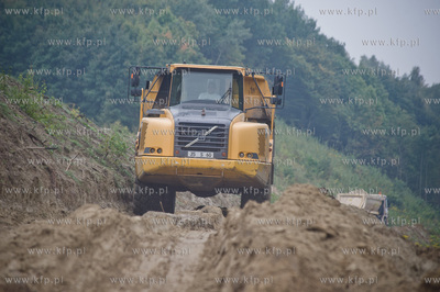 Gdansk. Ul. Ogrodowa. Montaz pierwszych elemntow wiaduktu...