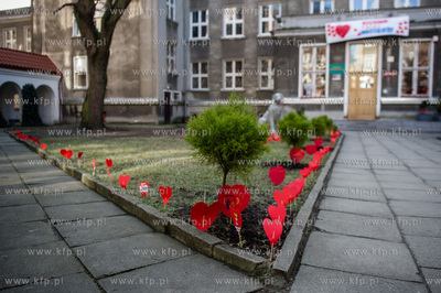 Gdansk. Walentynkowe dekoracje Palacu Mlodziezy, przygotowane...