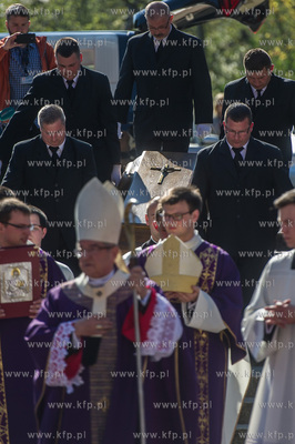 Gdansk. Katredra Oliwska. Wprowadzenie trumny z cialem...