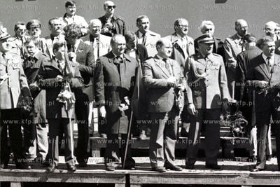 Pierwszomajowa trybuna na pochodzie w Gdansku, a na...