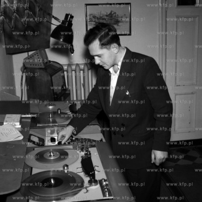 Dziennikarze Radia Gdańsk przy pracy w studiu radiowym....