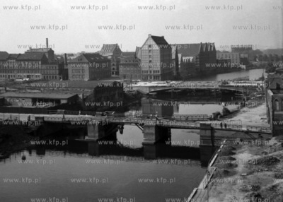 Widok na remontowane Długie Pobrzeże, budowe mostu...