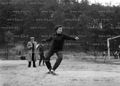 Konkurs rzutu dyskiem na zawodach sportowych. (lata60)....