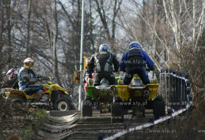 Kilku mezczyzn urzadza sobie brawurowy rajd czterokolowcami...