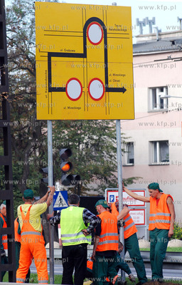 Gdynia ul. Morska. Ekipa robotnikow ustawia tablice...