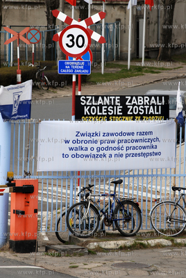 Stocznia Gdynia SA. n/z hasla stoczniowej Solidarnosci...