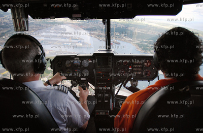 Gdynia z loru ptaka. Nz. Kabina pilotow sterowca SKYSHIP...