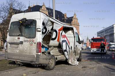 Gdansk, Hucisko. Samochod dostawczy nie ustapil pierwszenstwa...